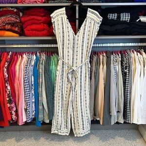 Monteau ivory/blue print v neck sleeveless tie front cropped jumpsuit size S